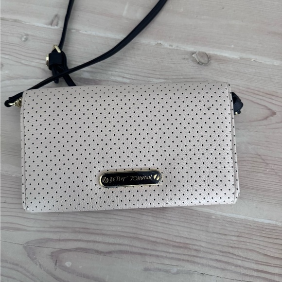 Elegant Cream and Black Bow Crossbody Bag - Picture 7 of 11